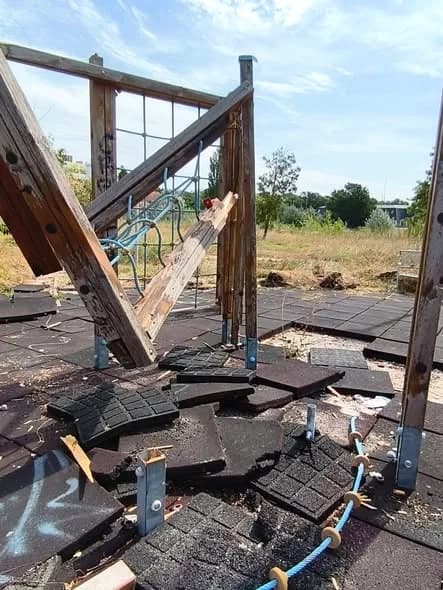 Balesetveszélyes játszótér a Velence Korzón: azonnali intézkedést sürgetnek a civilek
