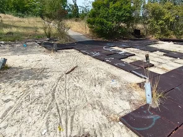 Balesetveszélyes játszótér a Velence Korzón: azonnali intézkedést sürgetnek a civilek