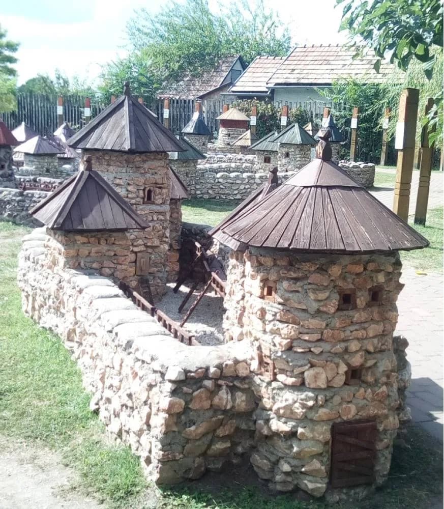 Várpark, skanzen, szentek fala