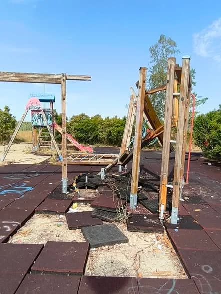 Balesetveszélyes játszótér a Velence Korzón: azonnali intézkedést sürgetnek a civilek