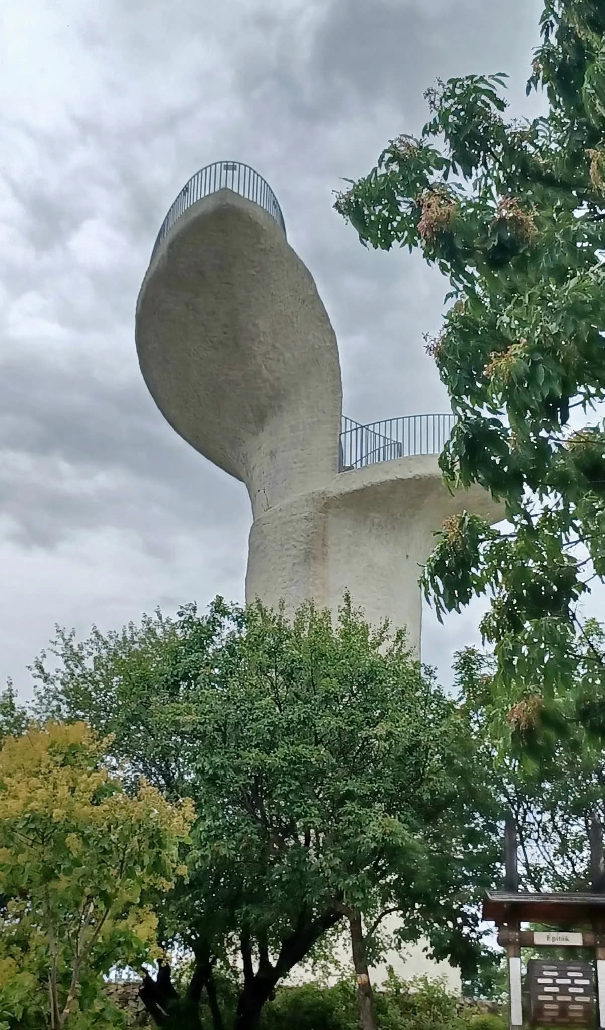 A Bence-hegyi kilátó különleges építménye és panorámája